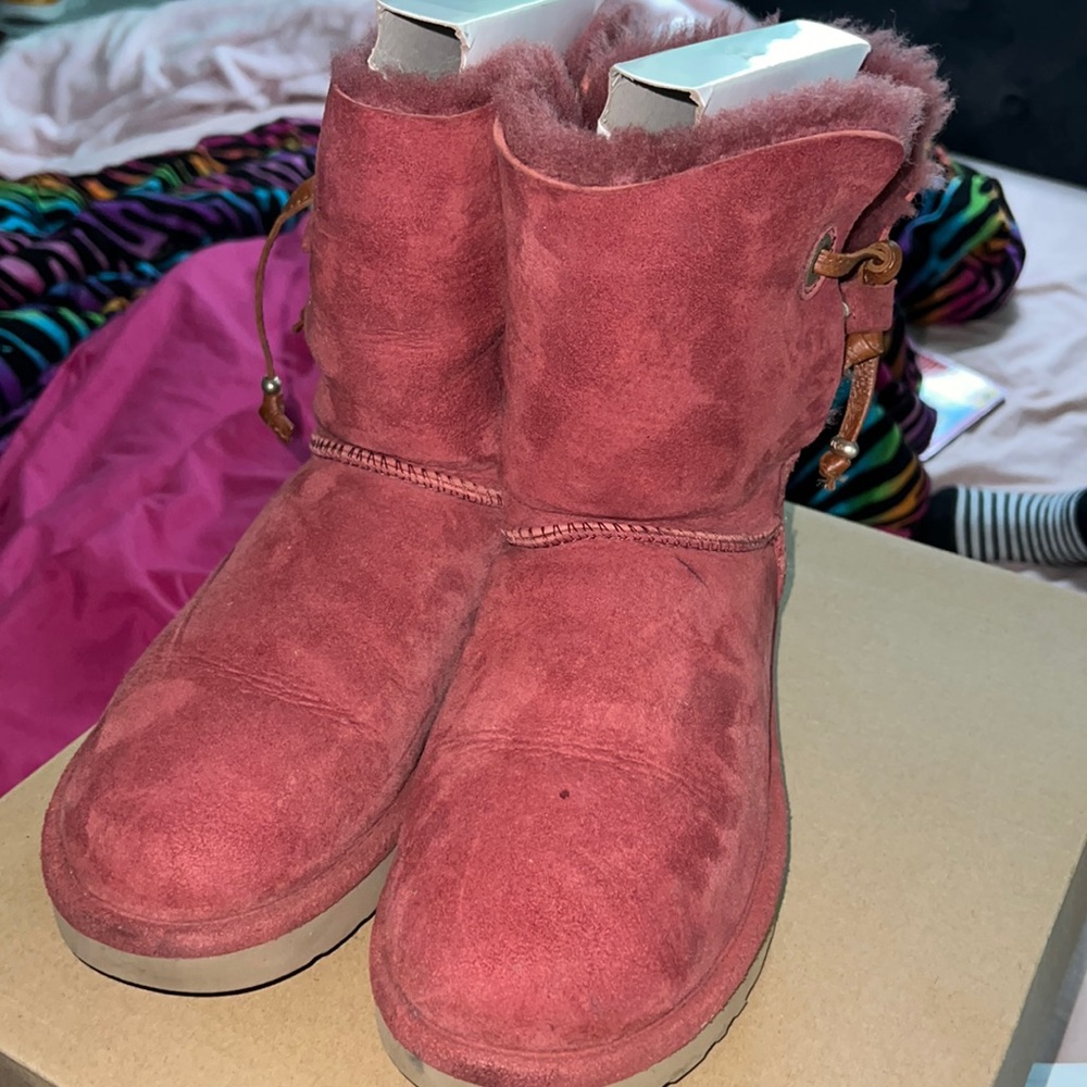 Selling size 9 Ugg with box